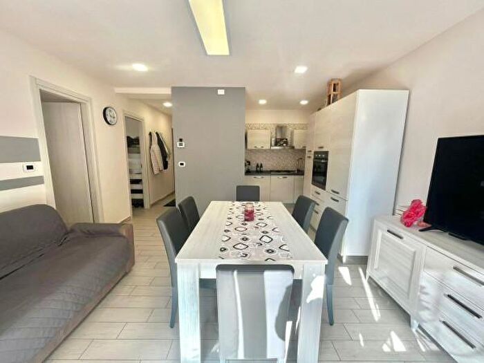 Appartamento trilocale in vendita in Viale Giosuè Carducci, Comacchio