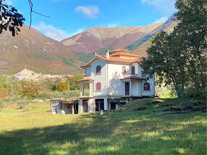 Casa con 7 locali in vendita in San Donato Val Di Comino
