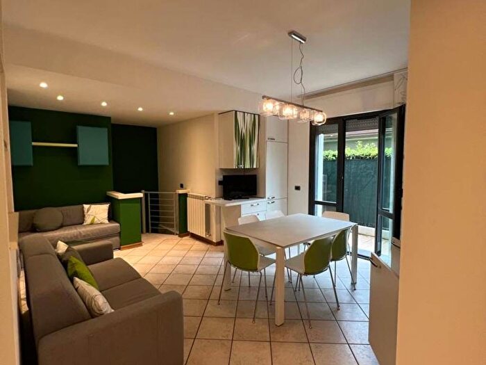 Appartamento trilocale in affitto in Viale Cristoforo Colombo, Lido di Camaiore, Camaiore