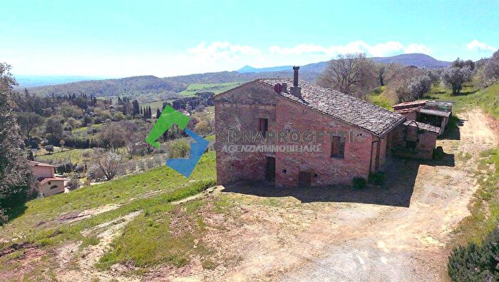 Casa con 6 locali in vendita in Via Antica Chiusina, Montepulciano
