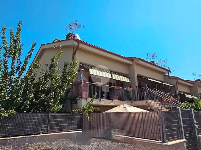 Appartamento quadrilocale in vendita in Circonvallazione Le Fontane, Anguillara Sabazia