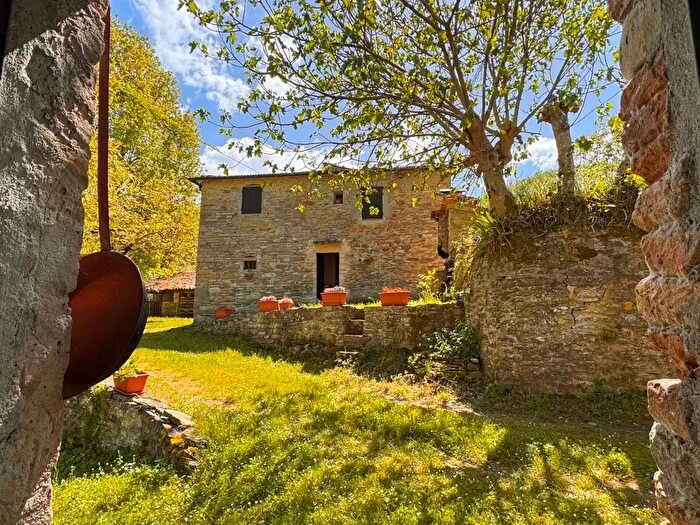 Casa con 8 locali in vendita in Vallurbana Voc Pontegarbo, Citta' Di Castello