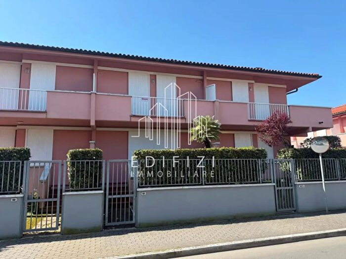 Casa con 5 locali in vendita in Massa