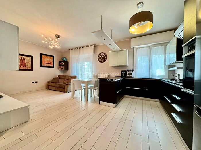 Appartamento trilocale in vendita in AdZe Via Andrelini, Modena