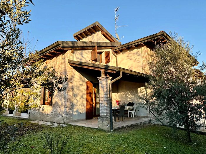 Casa con 7 locali in vendita in Via I Maggio N, Sissa Trecasali