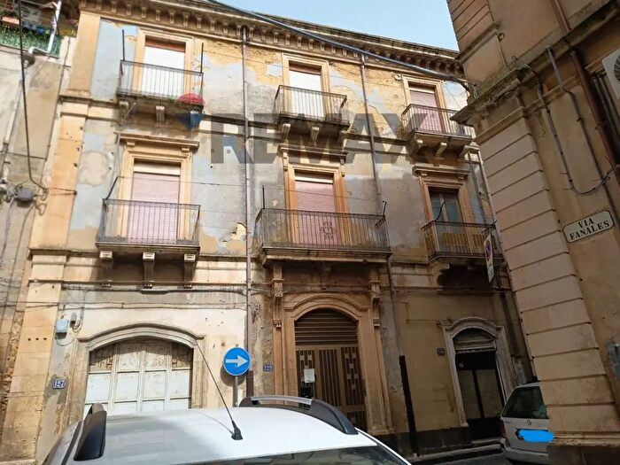 Appartamento con 8 locali in vendita in Via Luigi Sturzo, Caltagirone