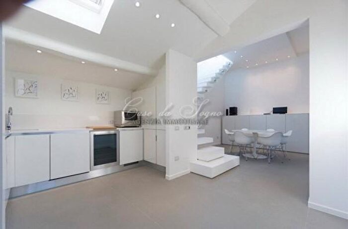 Appartamento trilocale in vendita in Via G Spinetti, Forte Dei Marmi