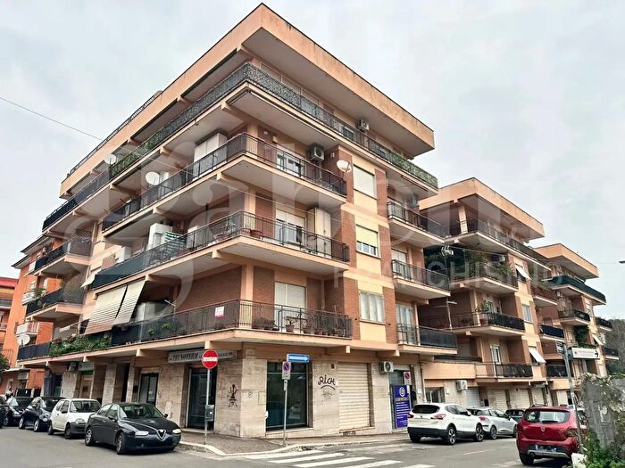 Appartamento trilocale in vendita in Viale Manzoni, Pomezia