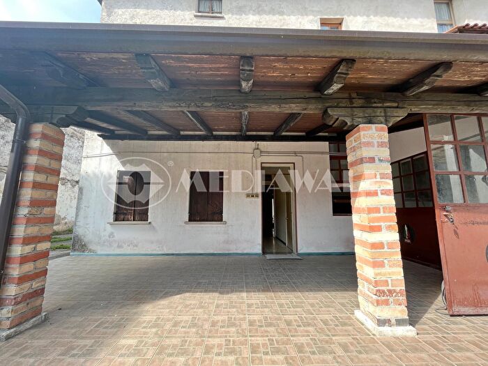 Casa con 12 locali in vendita in Fiume Veneto