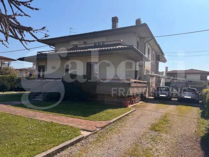 Casa con 6 locali in vendita in Via Val Pusteria, Zane