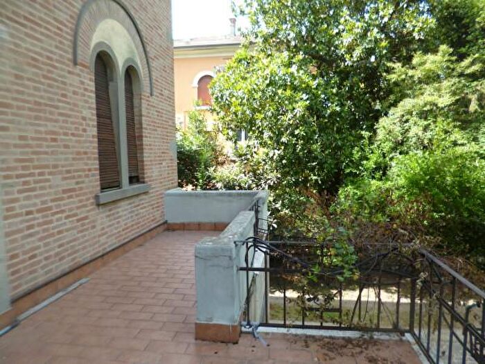 Appartamento con 6 locali in vendita in Via Fortunato Tamburini, Modena