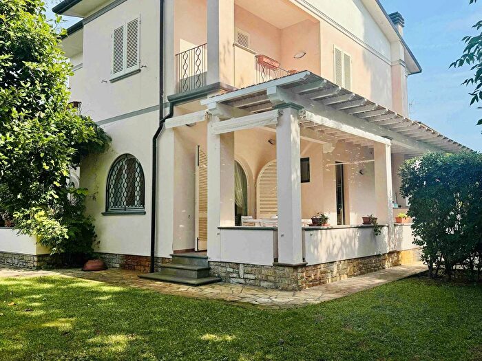 Casa con 8 locali in vendita in Pietrasanta