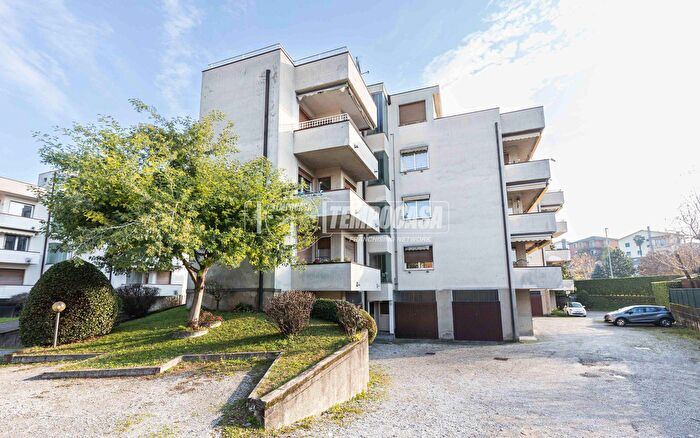 Appartamento trilocale in vendita in Via Redipuglia, Alzate Brianza