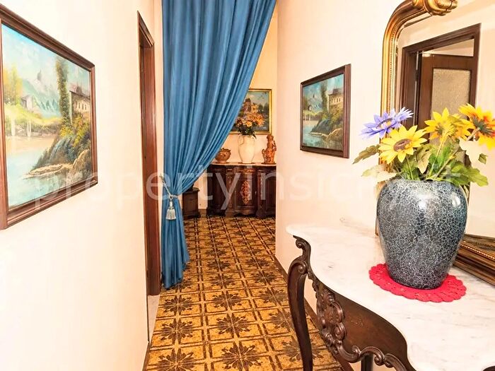 Appartamento con 7 locali in vendita in Via Re Martino d'Aragona, Siracusa