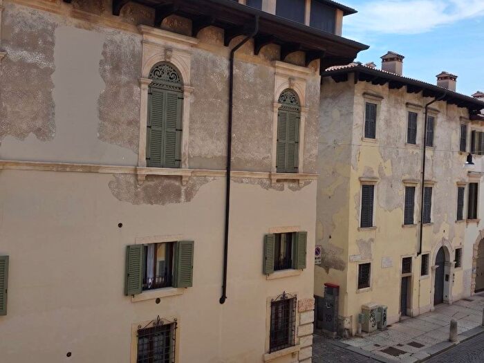 Appartamento trilocale in affitto in Via Santa Maria Rocca Maggiore, Veronetta, Verona