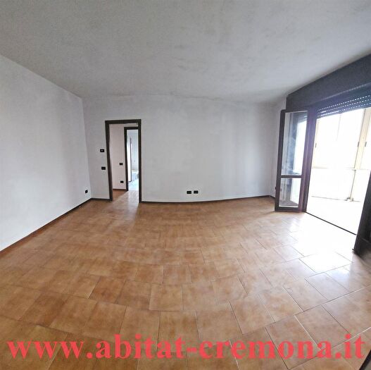 Appartamento trilocale in vendita in Via San Felice, Cremona