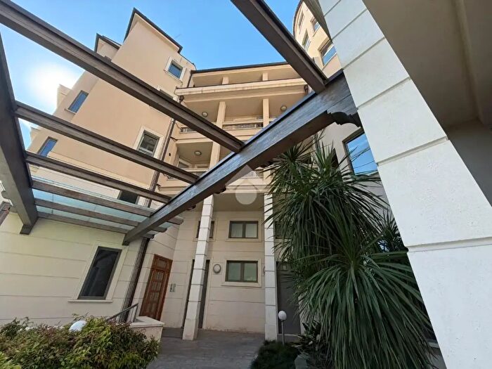 Appartamento trilocale in vendita in Via Magenta, Seregno