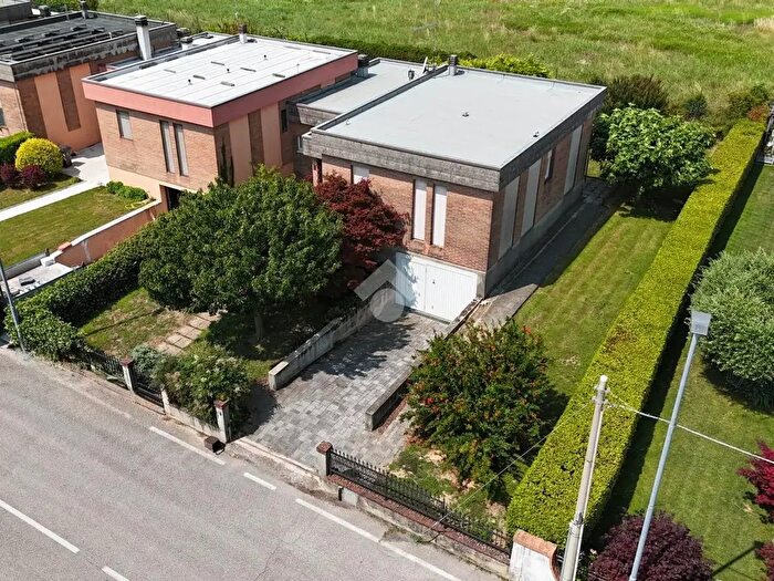 Casa con 6 locali in vendita in Via Alcide De Gasperi, Belfiore