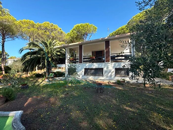 Casa con 12 locali in vendita in Via di Quercianella, Livorno