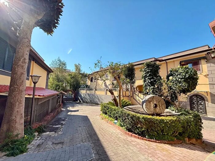 Appartamento trilocale in vendita in Via del Discobolo, Napoli