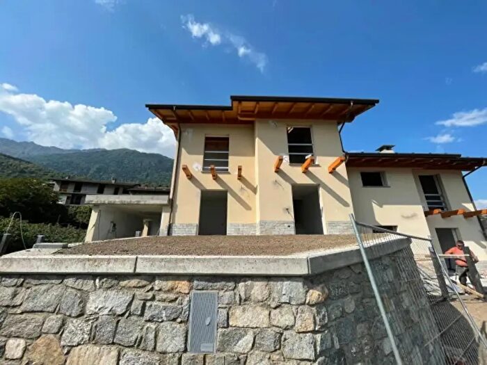 Casa trilocale in vendita in Frazione Civo Centro, Civo