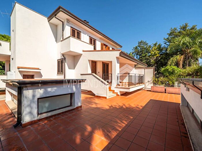 Casa con 6 locali in affitto in Via Apollo, Mondello Valdesi, Palermo