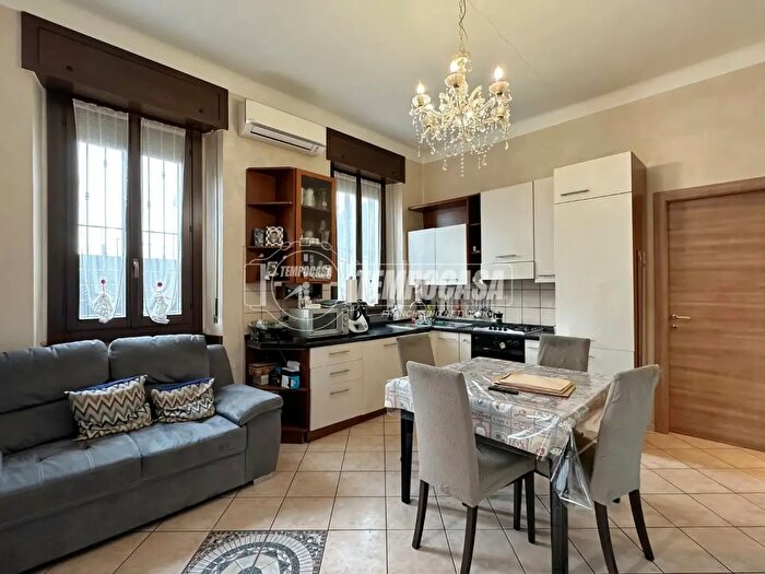 Appartamento trilocale in vendita in Via Italia, Lesmo