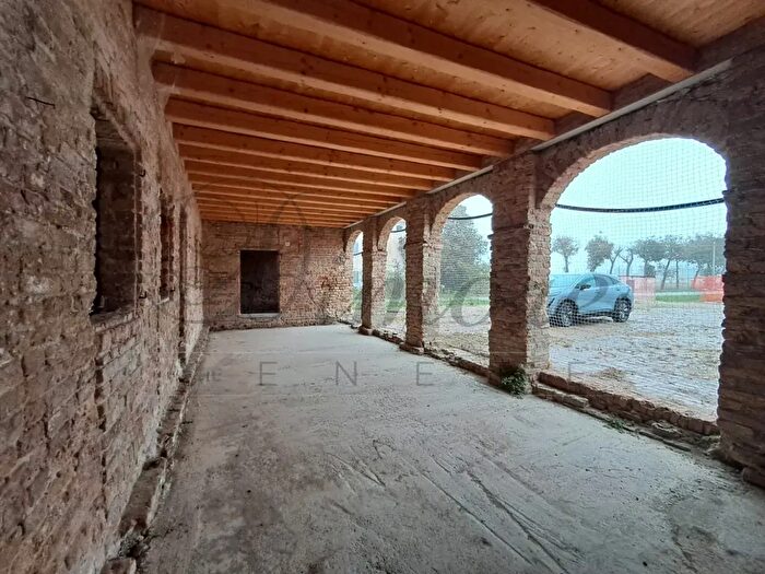 Casa con 11 locali in vendita in Candiana