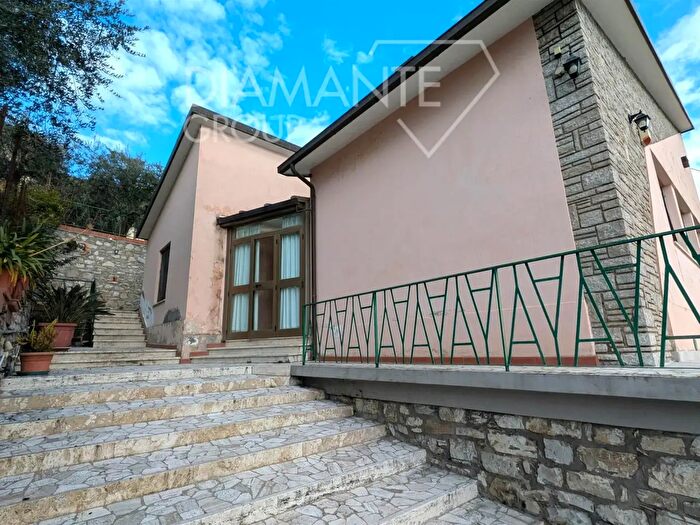 Casa con 6 locali in vendita in Castiglione Del Lago