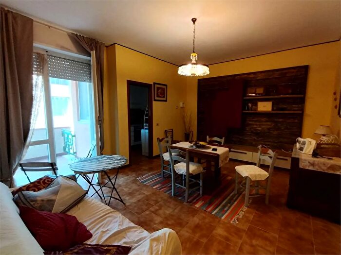 Appartamento quadrilocale in affitto in Luni