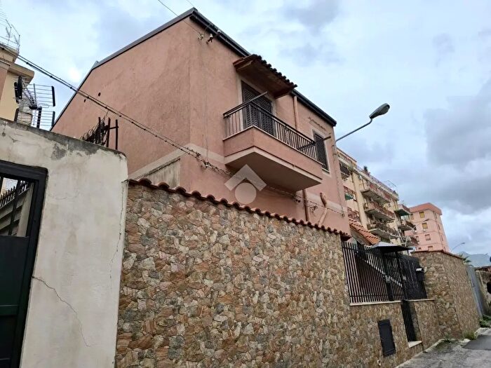 Appartamento trilocale in affitto in Via Maione da Bari, Palermo
