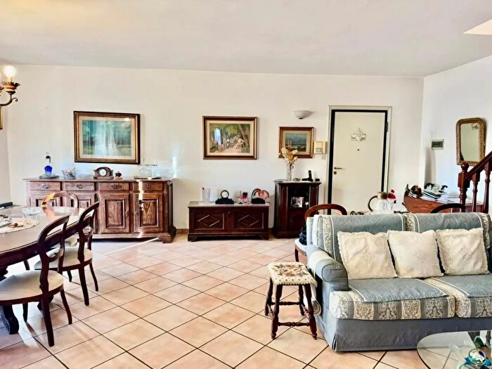 Appartamento con 6 locali in vendita in Carrara