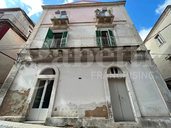 Appartamento con 12 locali in vendita in Via Traspontino, Ragusa