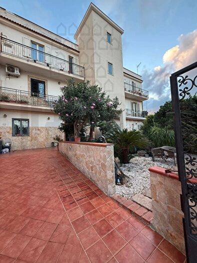 Casa con 10 locali in vendita in Messina