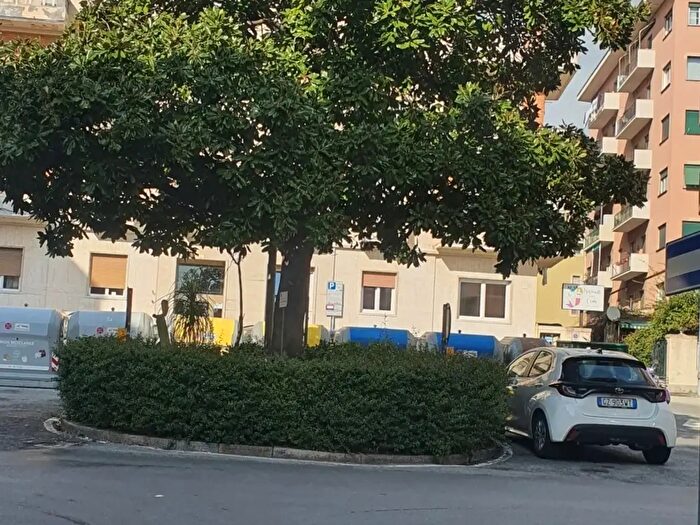 Appartamento con 6 locali in vendita in Piazza Giuseppe Rensi, Genova