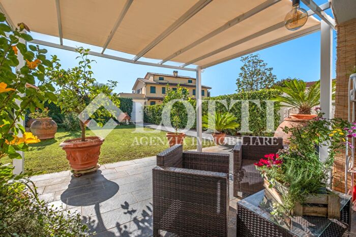 Casa con 10 locali in vendita in Bientina