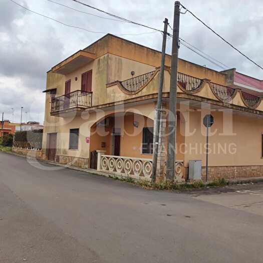 Casa con 7 locali in vendita in Ugento