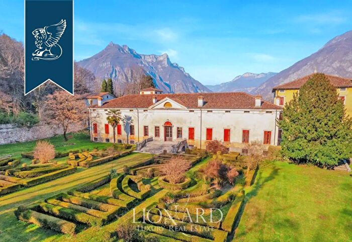 Casa con 10 locali in vendita in Velo DAstico