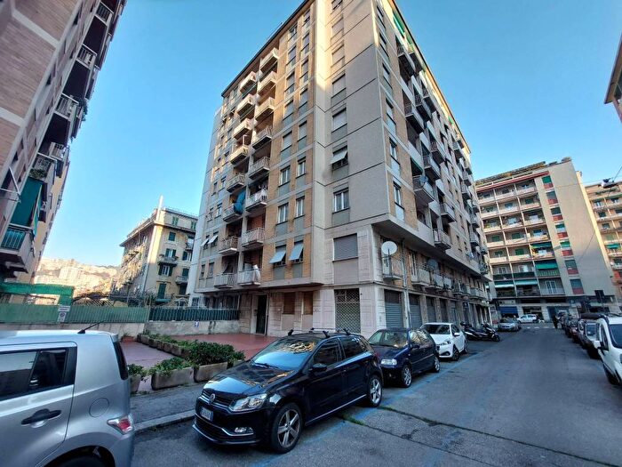 Appartamento trilocale in affitto in Via Paverano, San Fruttuoso, Genova