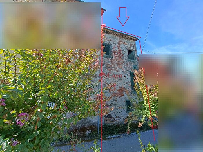 Casa quadrilocale in vendita in Lucca