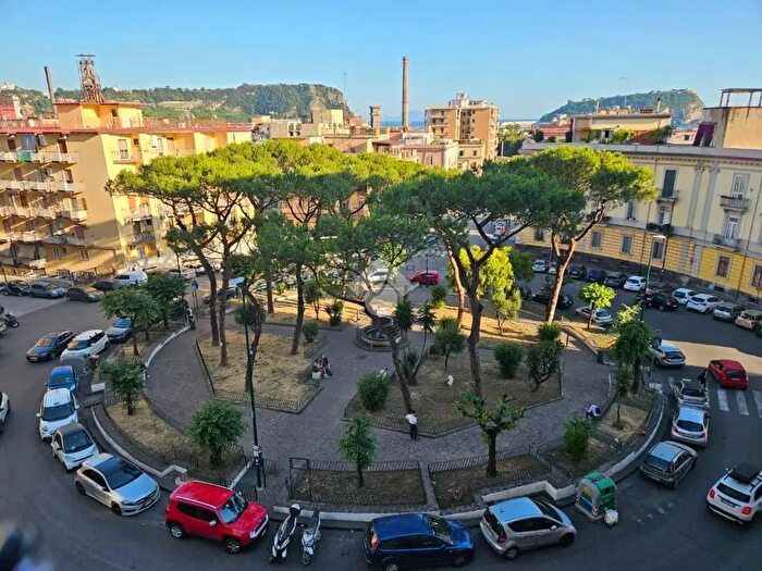 Appartamento trilocale in vendita in Piazza Gaetano Salvemini, Napoli