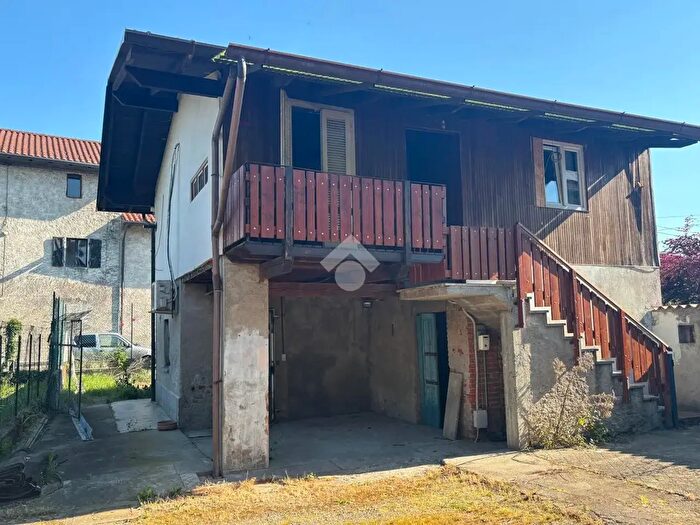 Casa trilocale in vendita in Via Santissima Trinita, Varallo Pombia