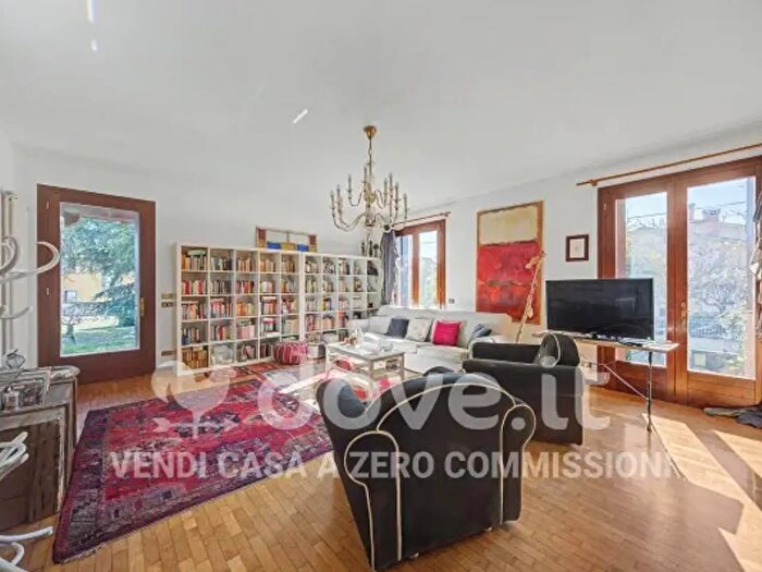 Casa con 6 locali in vendita in Via Eugenio Montale, San Pietro In Gu