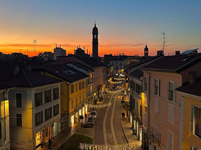 Appartamento trilocale in affitto in Via Vittorio Emanuele II, Centro Storico, Monza