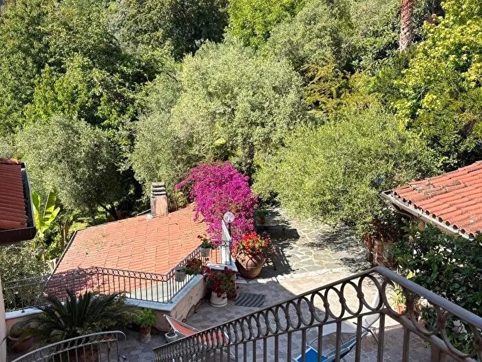 Casa con 6 locali in vendita in Massa