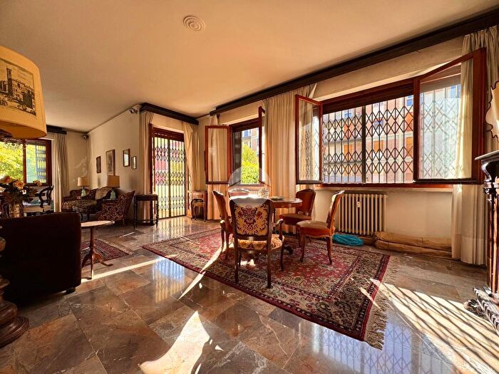 Appartamento con 6 locali in vendita in Via Andrea di Bonaiuto, Firenze