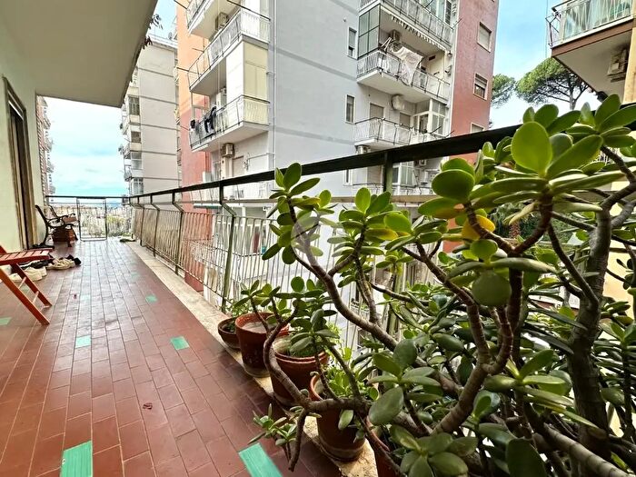 Appartamento quadrilocale in vendita in Via Terracina, Napoli