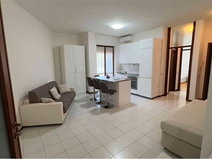 Appartamento trilocale in affitto in Via Messina, Cenisio, Milano