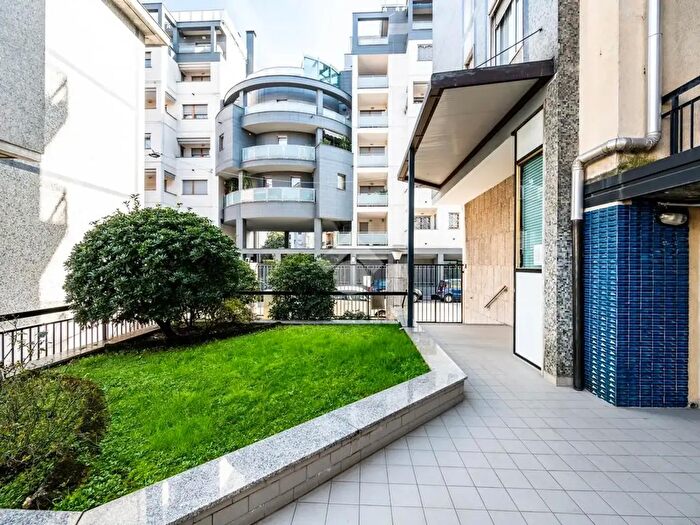 Appartamento trilocale in affitto in Via Val Strona, Milano