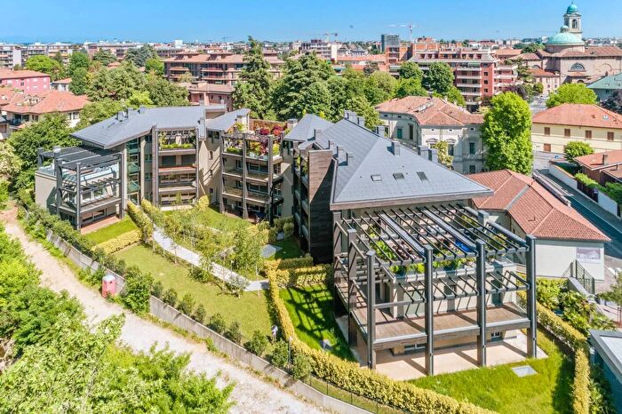 Appartamento con 5 locali in vendita in Via Francesco Zanzi Monza, Monza